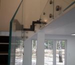 balustrada szklana na schodach